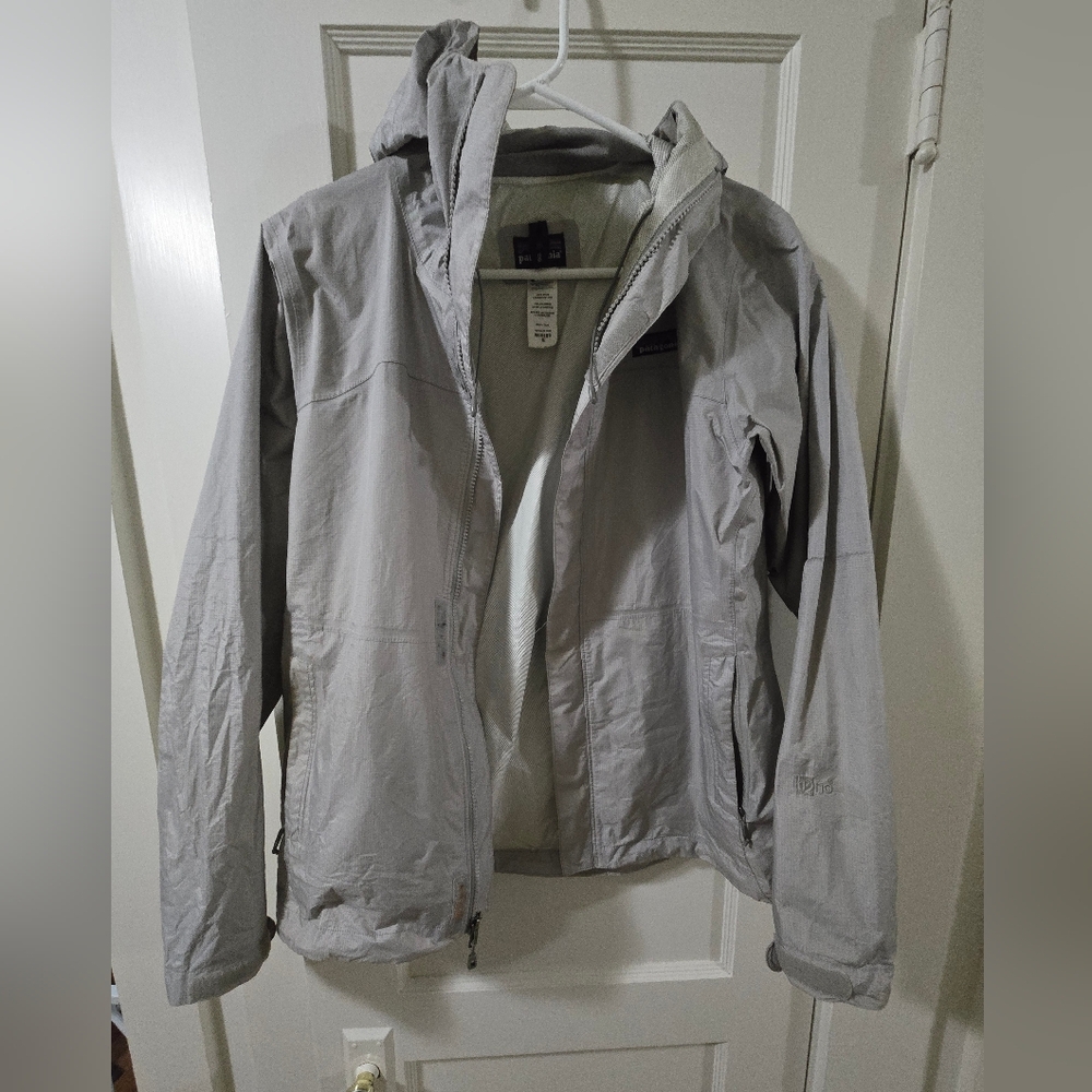 GUC Patagonia Women's Rain Jacket, Size Medium